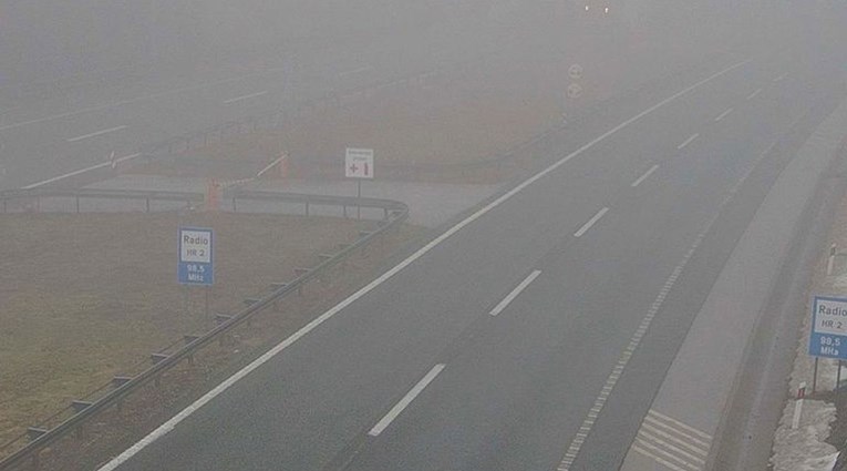 Mokri i skliski kolnici, u unutrašnjosti magla. Mogući odroni i poledica