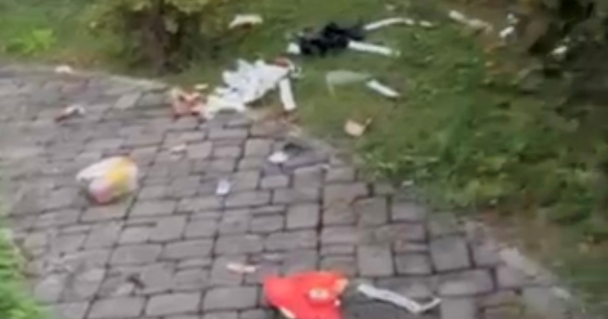 Dvorište gradonačelnika Slavonskog Broda zasuto smećem