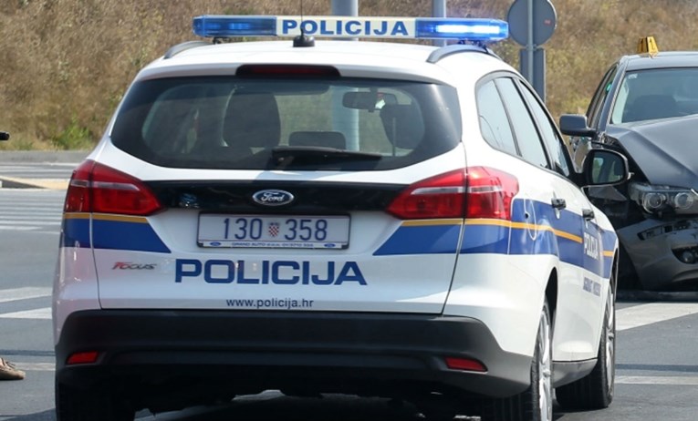 Teška nesreća u Slavoniji: Na dvoje djece naletio auto kad su istrčala iz busa