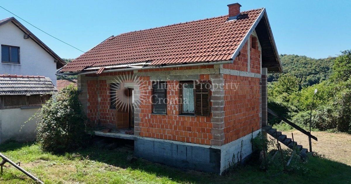 Neviđena prilika: Obiteljska kuća na 23.000 m² zemljišta pored dvorca za 40.000 €