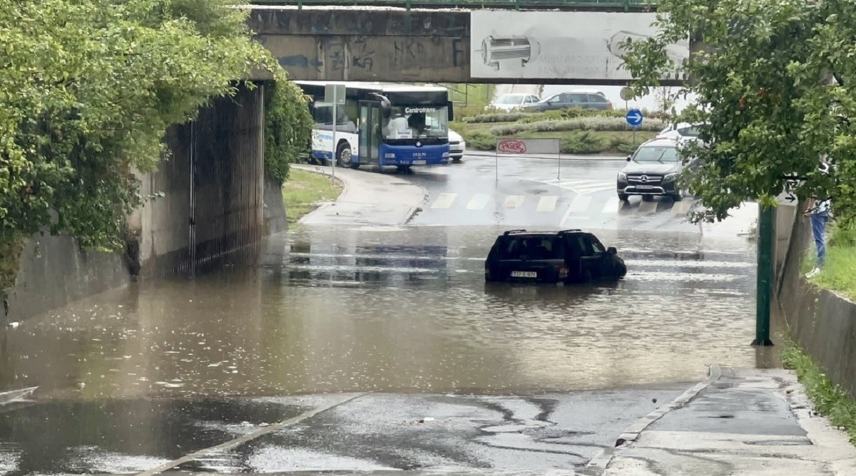 FOTO: Poplavljene ulice u Sarajevu, promet u kolapsu