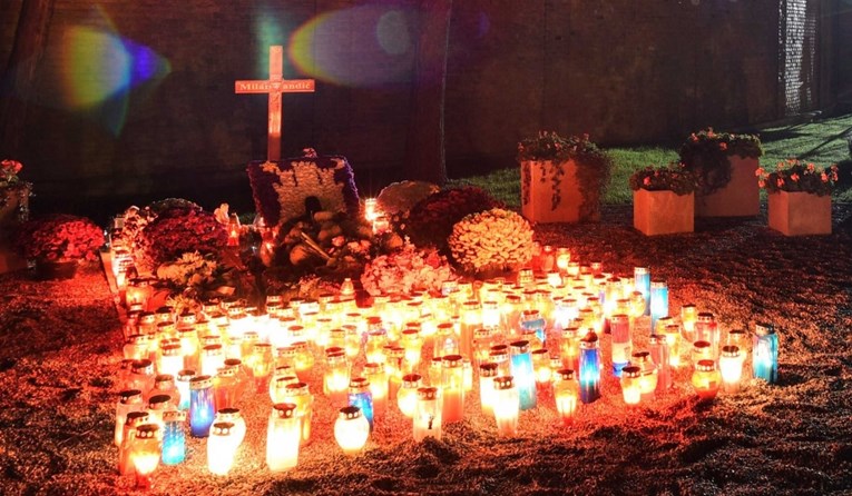 Na Bandićevom grobu upaljeno stotinjak lampaša