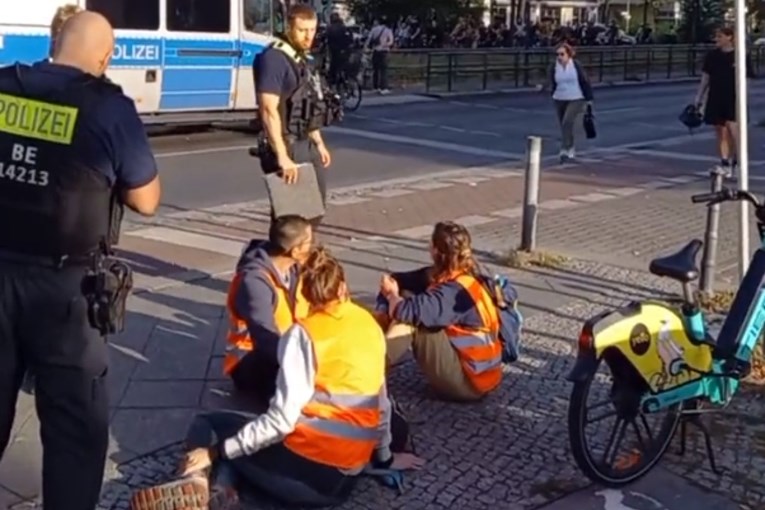 Ekološki aktivisti zalijepili se za 20 cesta u Berlinu. "Sad koriste jače ljepilo"