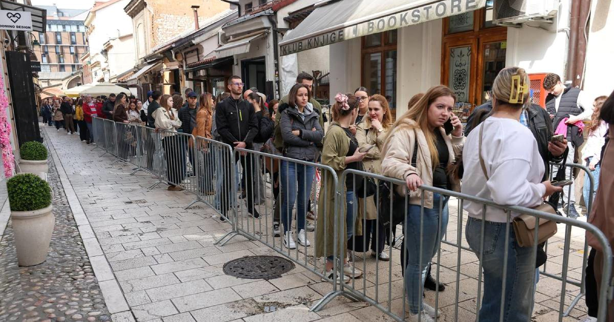 FOTO Fanovi Dine Merlina stvorili ogromnu gužvu u Sarajevu