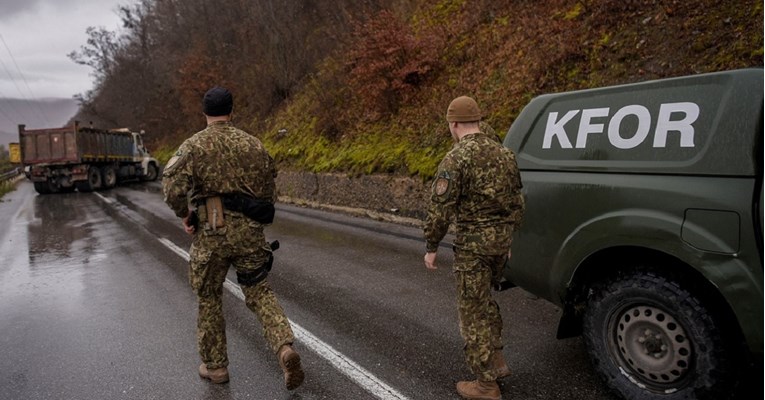 Rafalna pucnjava na sjeveru Kosova. Vučić i Brnabić se hitno sastali s generalom