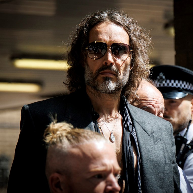 Russell Brand optužen za silovanje jedne žene i napad na drugu