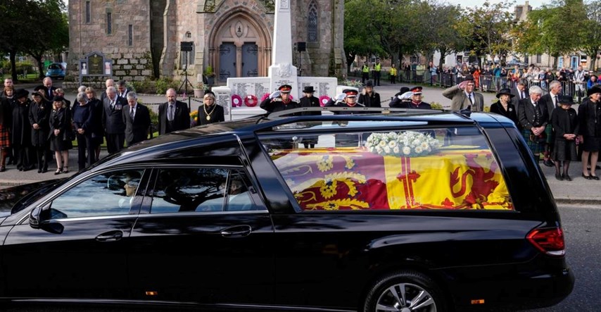 VIDEO Kola s tijelom kraljice krenula iz Škotske, čekaju ih tisuće ljudi