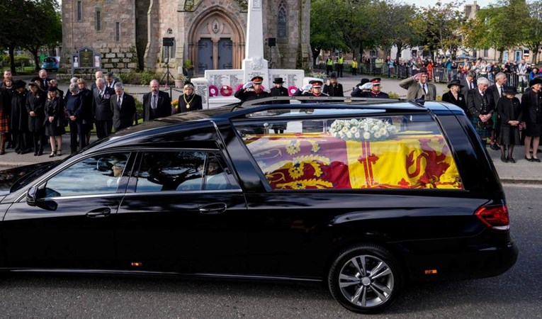 VIDEO Kola s tijelom kraljice krenula iz Škotske, čekaju ih tisuće ljudi