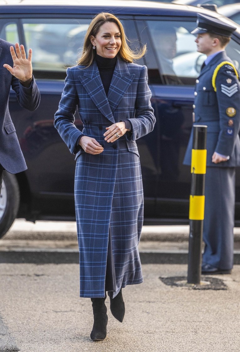 Kate Middleton nosi kaput koji je pomogla dizajnirati