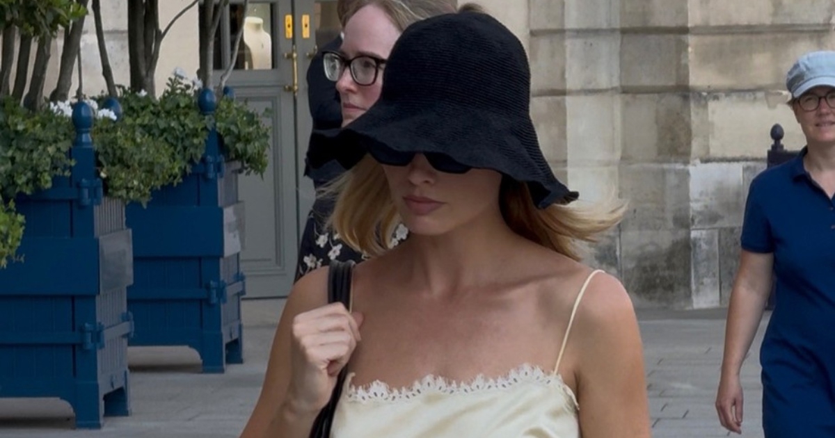 Margot Robbie pokazala kako nositi komplet nalik spavaćici na ulicama Pariza