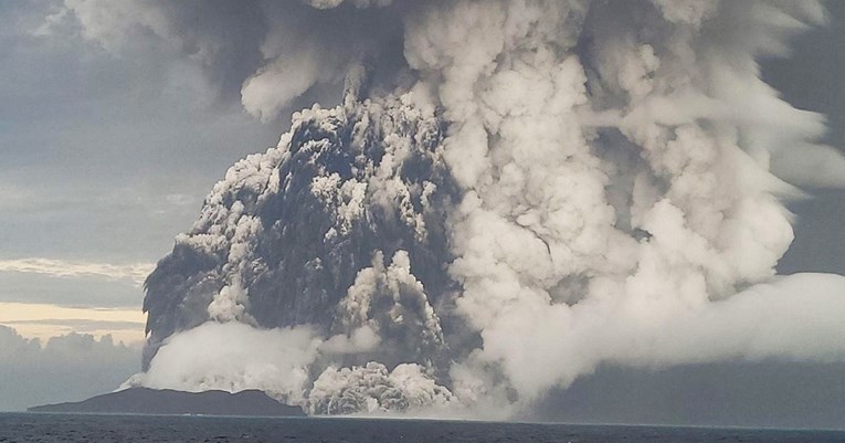 Zbog vulkana na Tongi upozorenje na tsunami u SAD-u, Čileu...