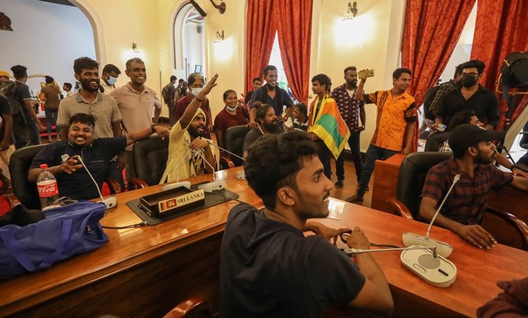 Parlament Šri Lanke prihvatio ostavku predsjednika koji je pobjegao iz zemlje