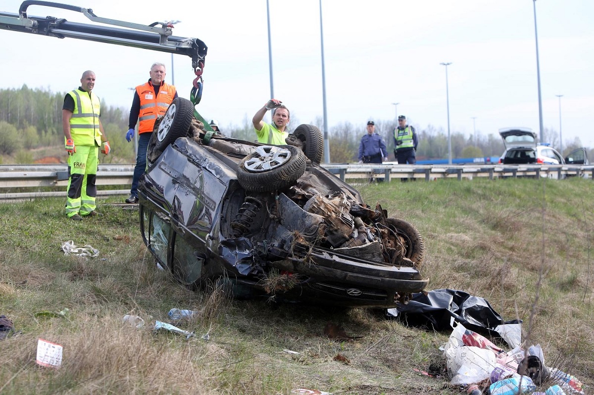 Vozačica sletjela s autoceste kod Karlovca i poginula, auto završio na krovu