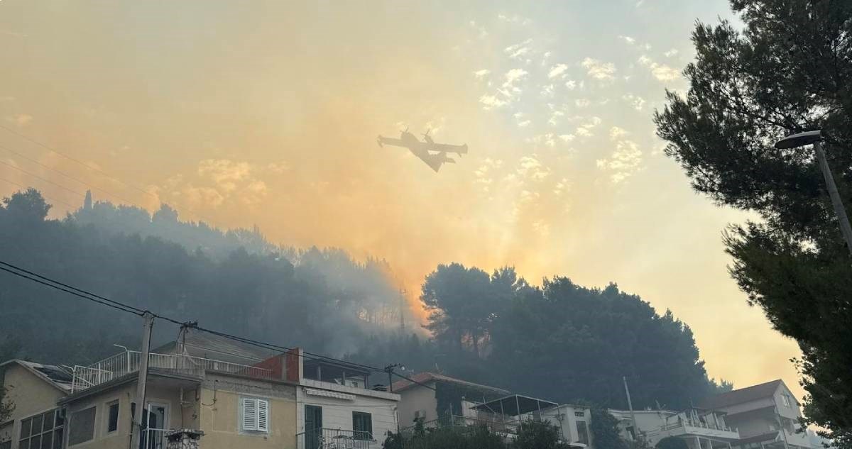 Velik požar u Dalmaciji. Vatrogasni zapovjednik: Situacija nije dobra