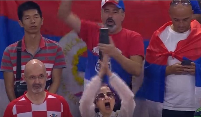 U hrvatskom dresu među srpskim navijačima gledao pobjedu Srbije protiv Amerike