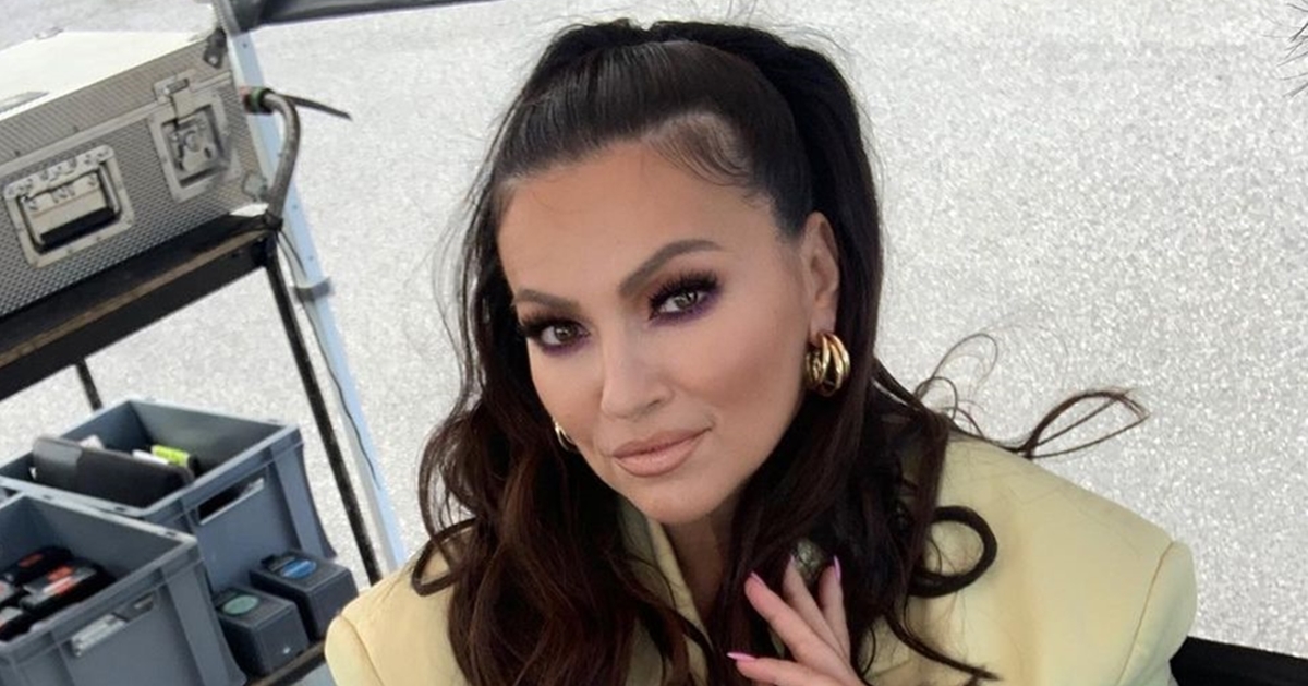 Nina Badrić pozirala u zlatnim hlačama, uspoređuju je s Julijom Roberts: Zgodna žena
