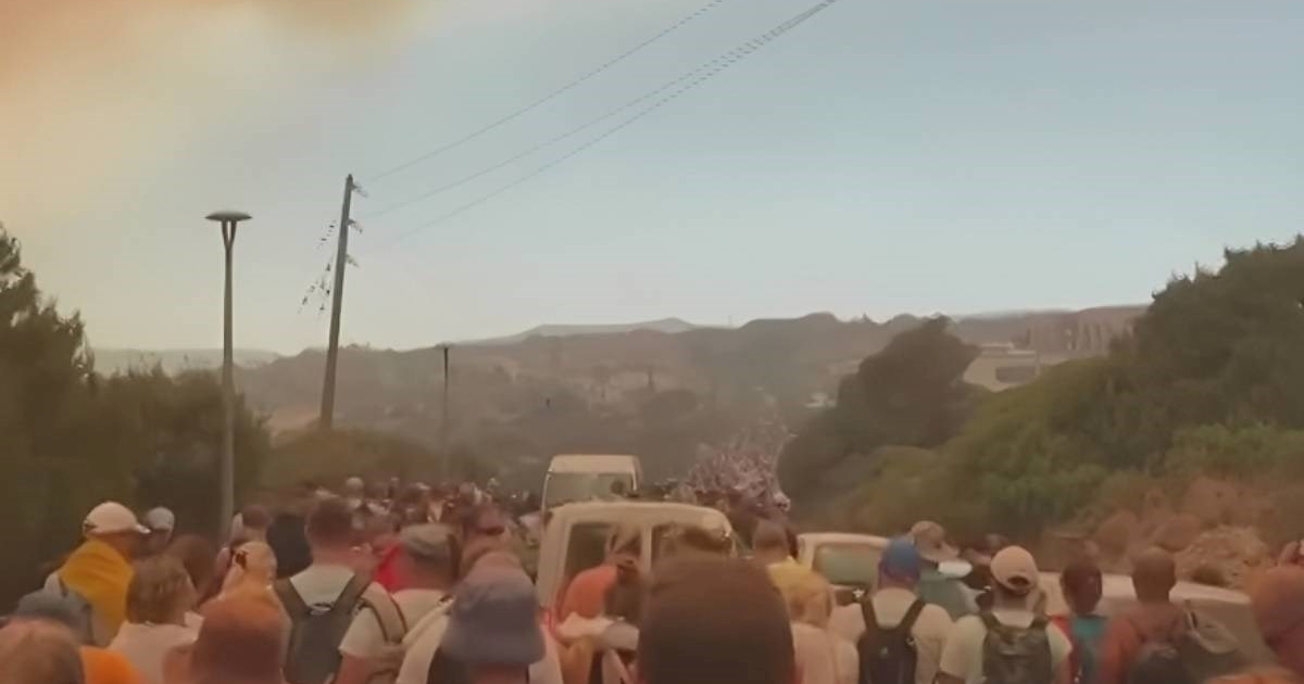 VIDEO U Grčkoj gore hoteli, evakuiraju se tisuće ljudi. Bježe i privatnim brodovima