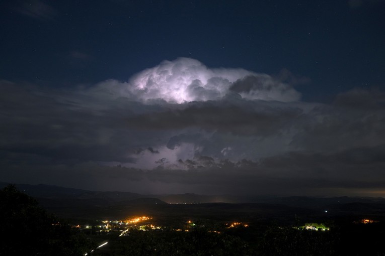 Njemačku noćas prelazi snažna fronta, meteorolozi spominju i superćelije