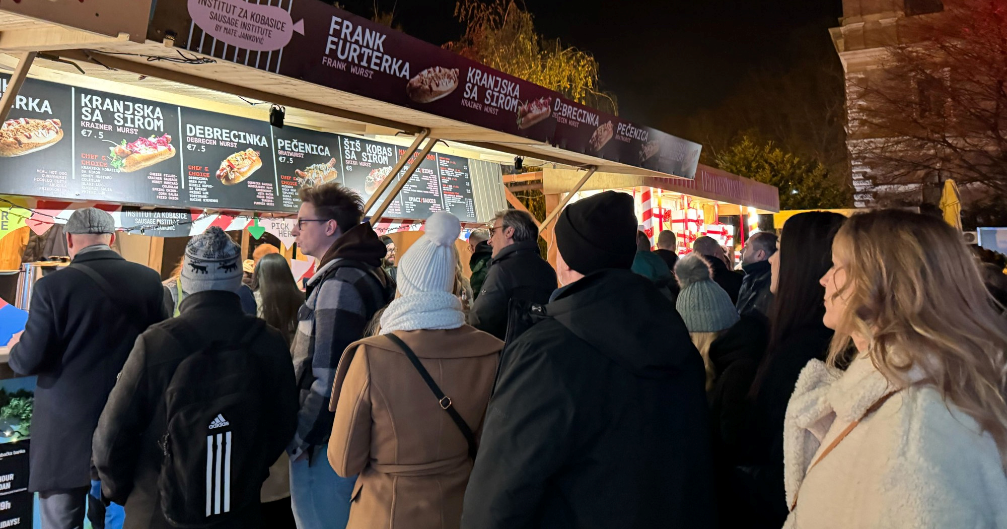 Navala na kobasice na Adventu u Zagrebu. Posjetitelji u redovima zbog debrecinki