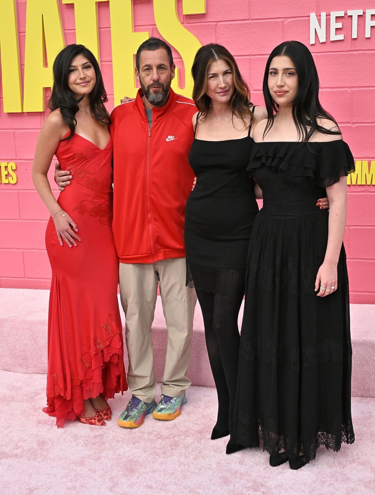 Adam Sandler snimljen s obitelji. Nije se modno uskladio sa ženom i kćerima