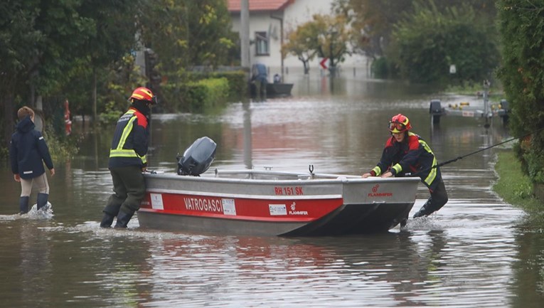 Izvanredne mjere na području Kupe i Korane. Kod Ogulina poplavljeno desetak kuća