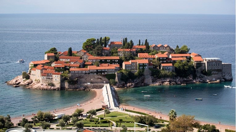 Crna Gora otvorila granice Rusima, tako planira spasiti turističku sezonu