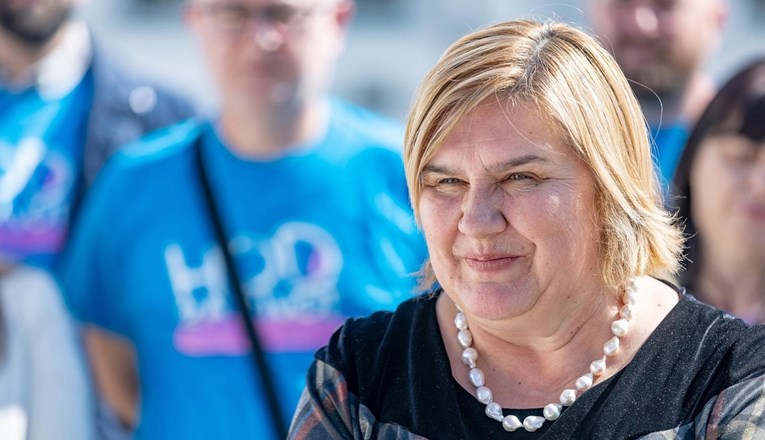 Željka Markić odgovorila na optužbe mještana Šipana da vozi u pješačkoj zoni