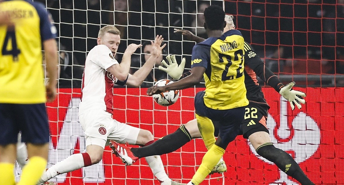 Ajaxov kapetan rukom je obranio gol i dobio crveni. Suigrači mu kupili rukavice