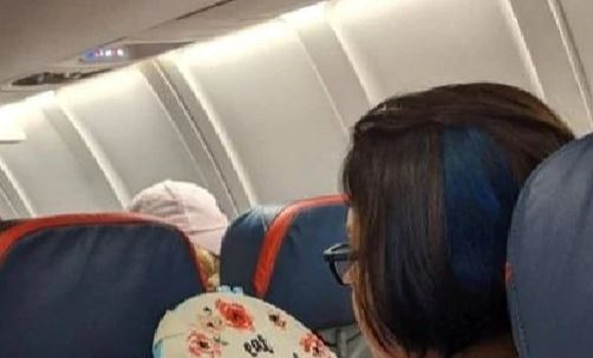 Snimljena kako veze u avionu, fotka postala hit zbog njezine proste poruke