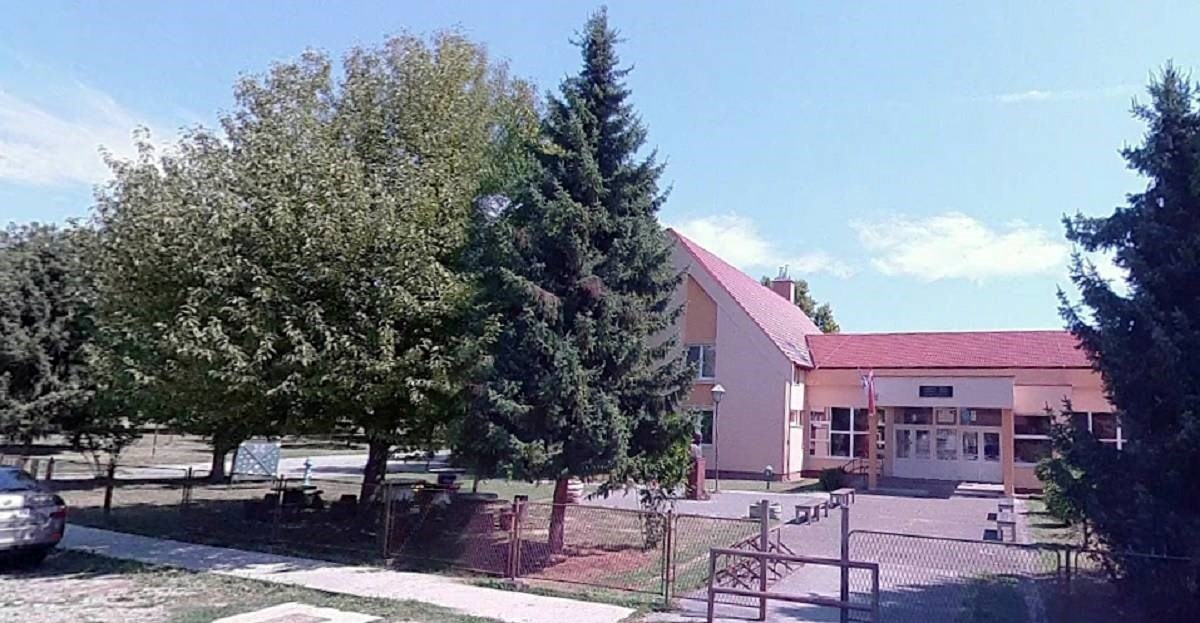 Čovjek kod Broda napao tinejdžere kod škole, dvojicu utrpao u auto