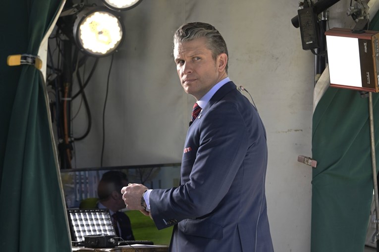 Američki ministar obrane naručio si studio za šminkanje u Pentagon