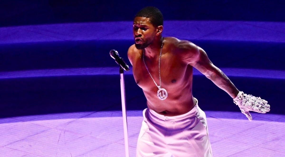 Usher nastupio na Super Bowlu, skinuo je majicu