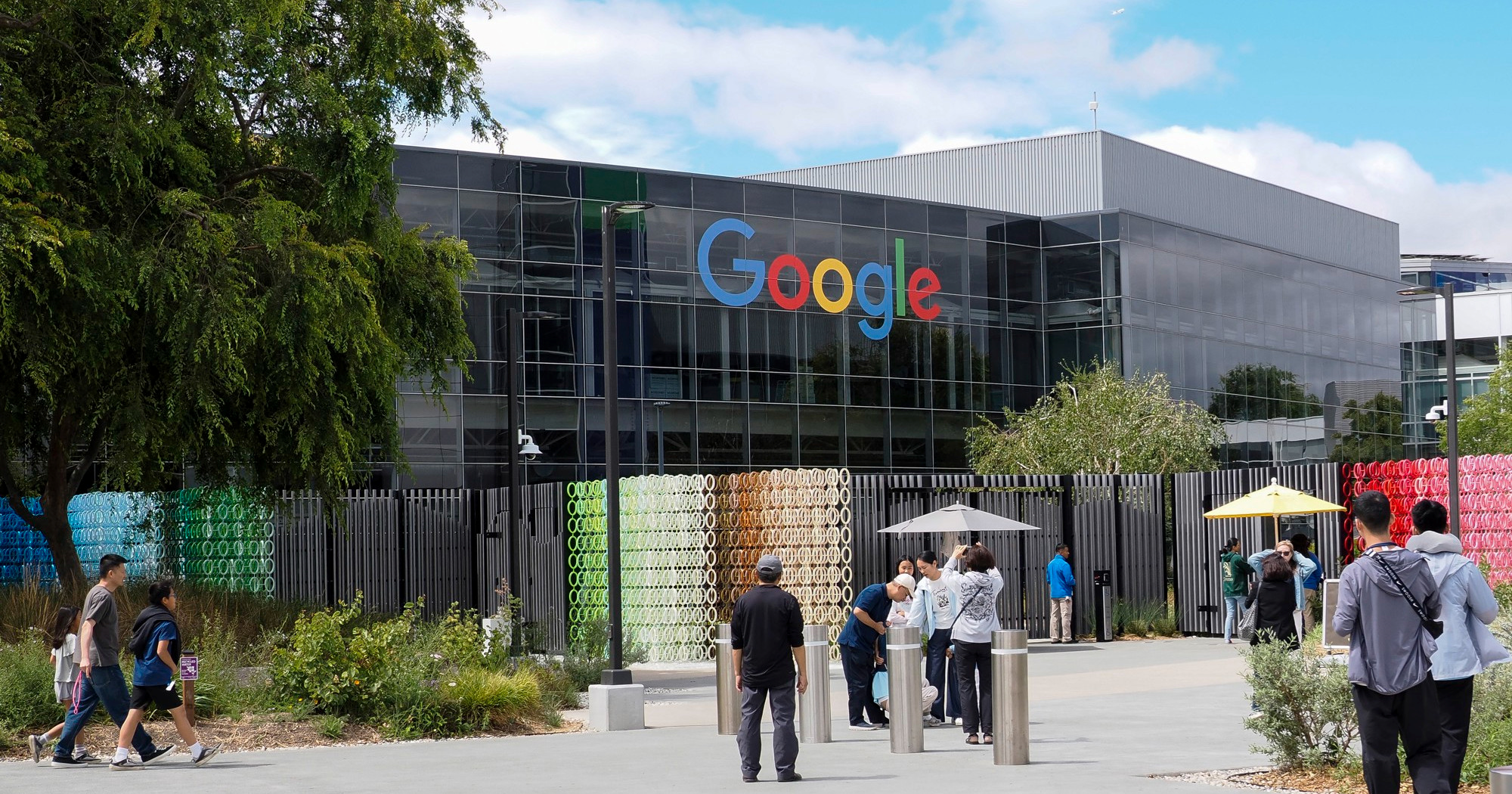 Rekord na Wall Streetu. Alphabet prešao 3.000 milijardi dolara, rasla Tesla