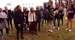 VIDEO Mladi se okupili ispred KBC-a Zagreb i zapjevali božićne pjesme pacijentima