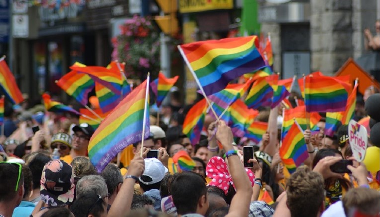 Engleska crkva želi omogućiti gej parovima da prime blagoslov svećenika