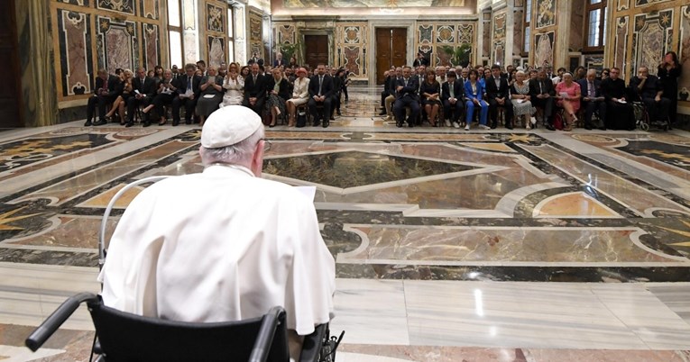 Papa otkazao put u Afriku zbog problema s koljenom