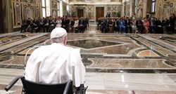 Papa otkazao put u Afriku zbog problema s koljenom