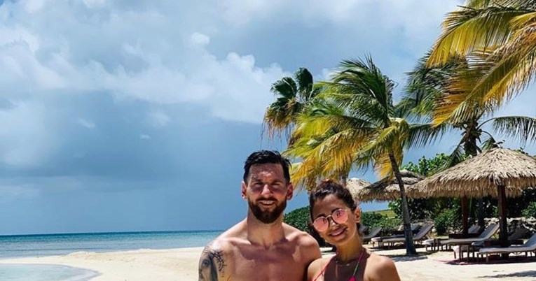Messi na plaži pokazao isklesani torzo, pa ga zasjenila prezgodna supruga