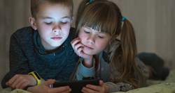 Djeca se danas ne odvajaju od mobitela, evo kako to utječe na njihovu psihu
