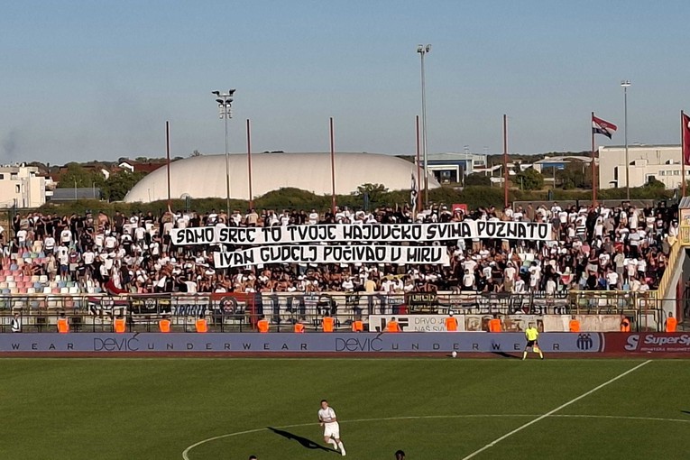 Torcida istaknula transparent posvećen Ivanu Gudelju