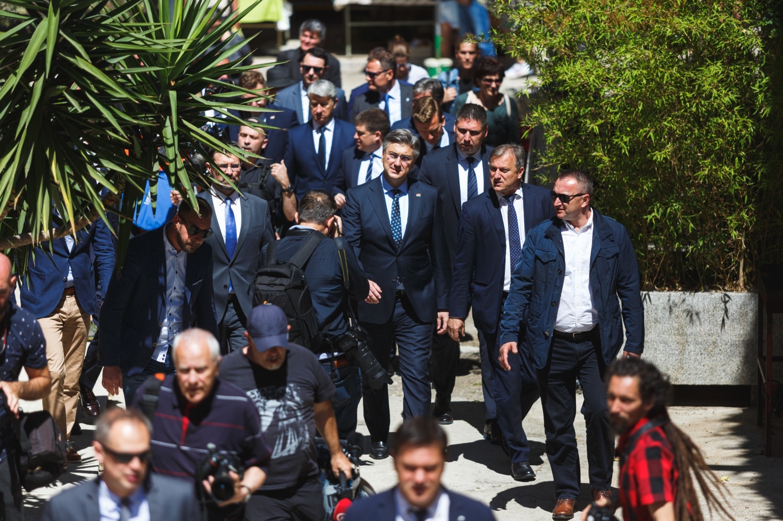 Plenković prošetao Zadrom, nitko ne poštuje mjere socijalnog distanciranja
