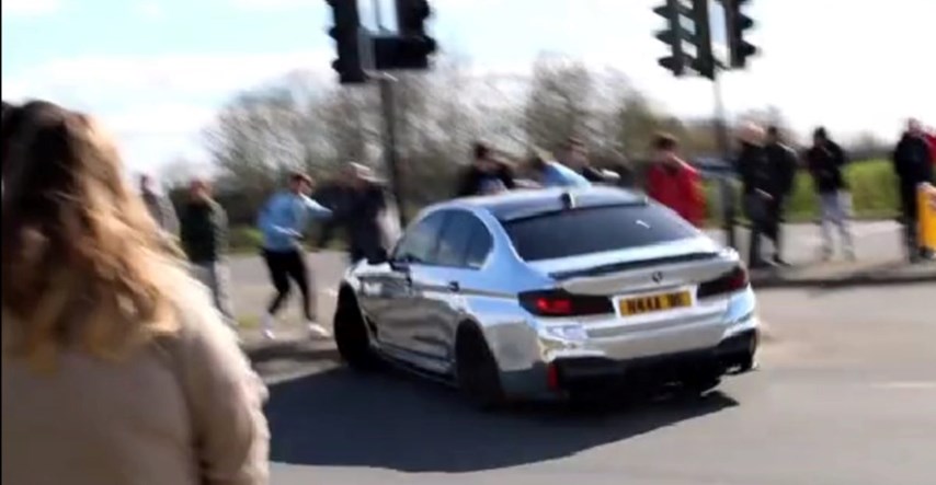 VIDEO BMW-om pokušao driftati pa pomeo publiku i polomio im noge