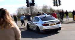 VIDEO BMW-om pokušao driftati pa pomeo publiku i polomio im noge