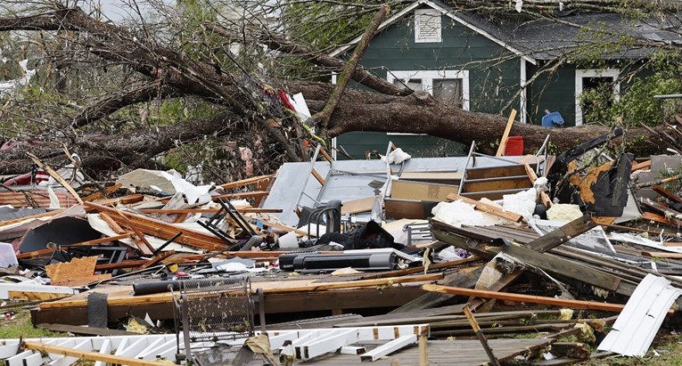 Snažna oluja prohujala istokom SAD-a: 22 poginula i puno ozlijeđenih. Ogromna šteta