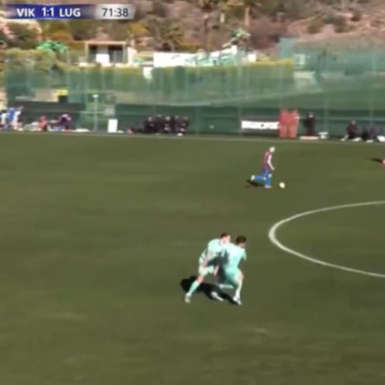 VIDEO Usred utakmice nasrnuo na suigrača i srušio ga: "Ti mali čudaku, začepi!"