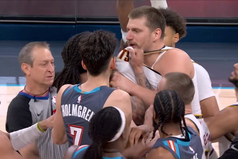 Pogledajte bijesnog Jokića. Unio se u lice suparniku nakon prljavog poteza