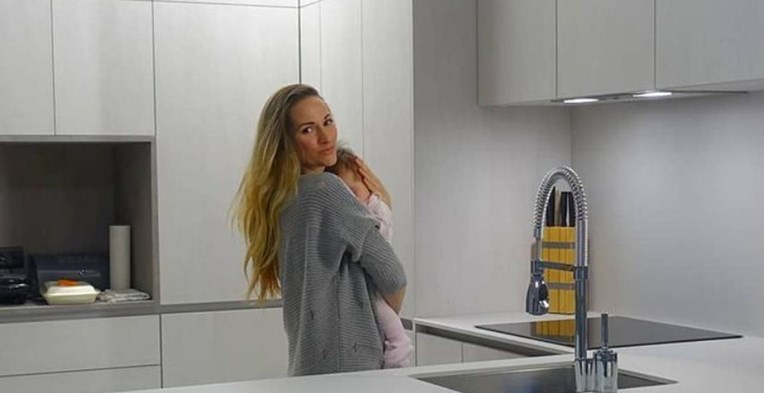 Pamela Ramljak pokazala dio svoje nove kuće, pozirala u velikoj modernoj kuhinji