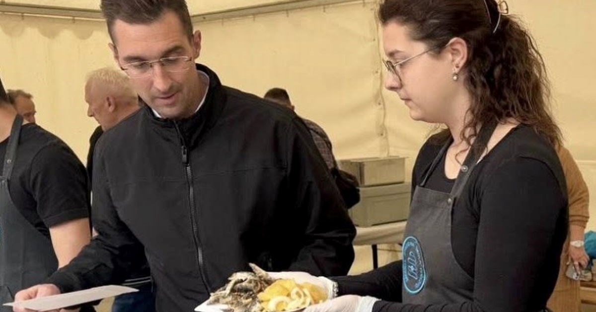 FOTO U Vinkovcima građanima dijelili ribu i krumpir salatu