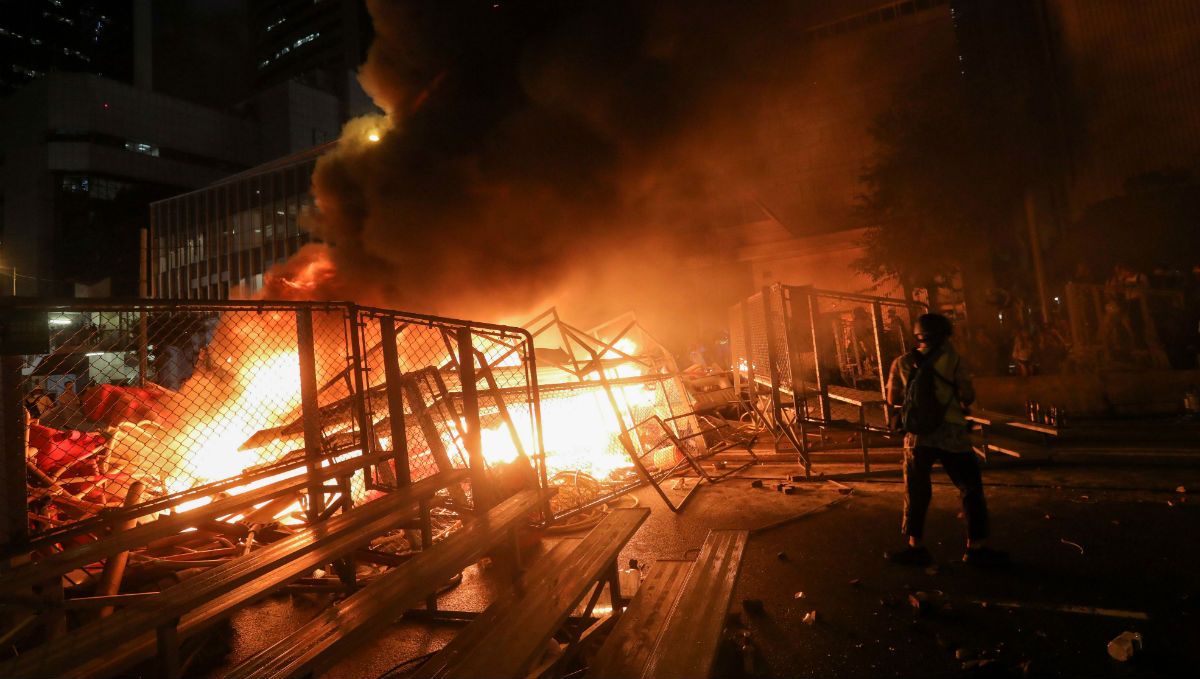 Prosvjednici u Hong Kongu pale blokade na cesti, policija ih hapsi