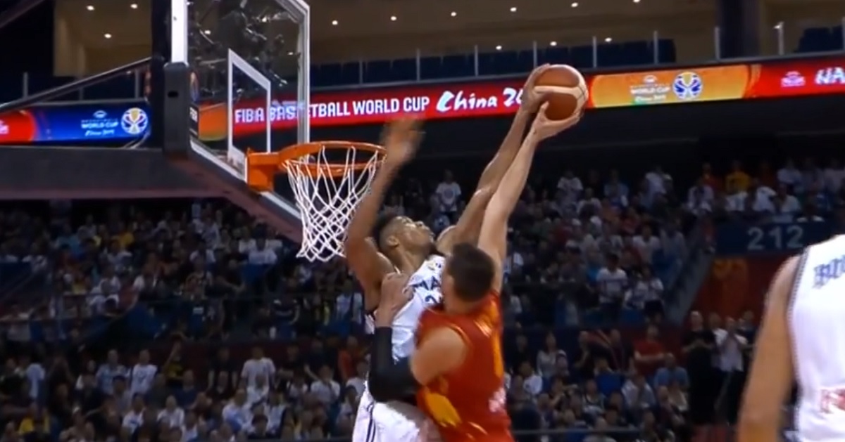 Vučević se zaletio na zakucavanje, a onda se pojavio strašni Antetokounmpo